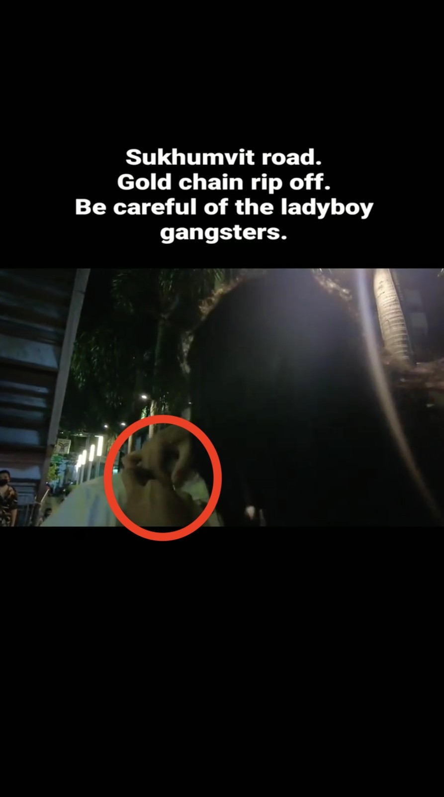 美女手法純熟,雙手攬住Frederik條頸,喺佢耳邊講嘢分散佢注意力,然後借機解開金鏈攞走。