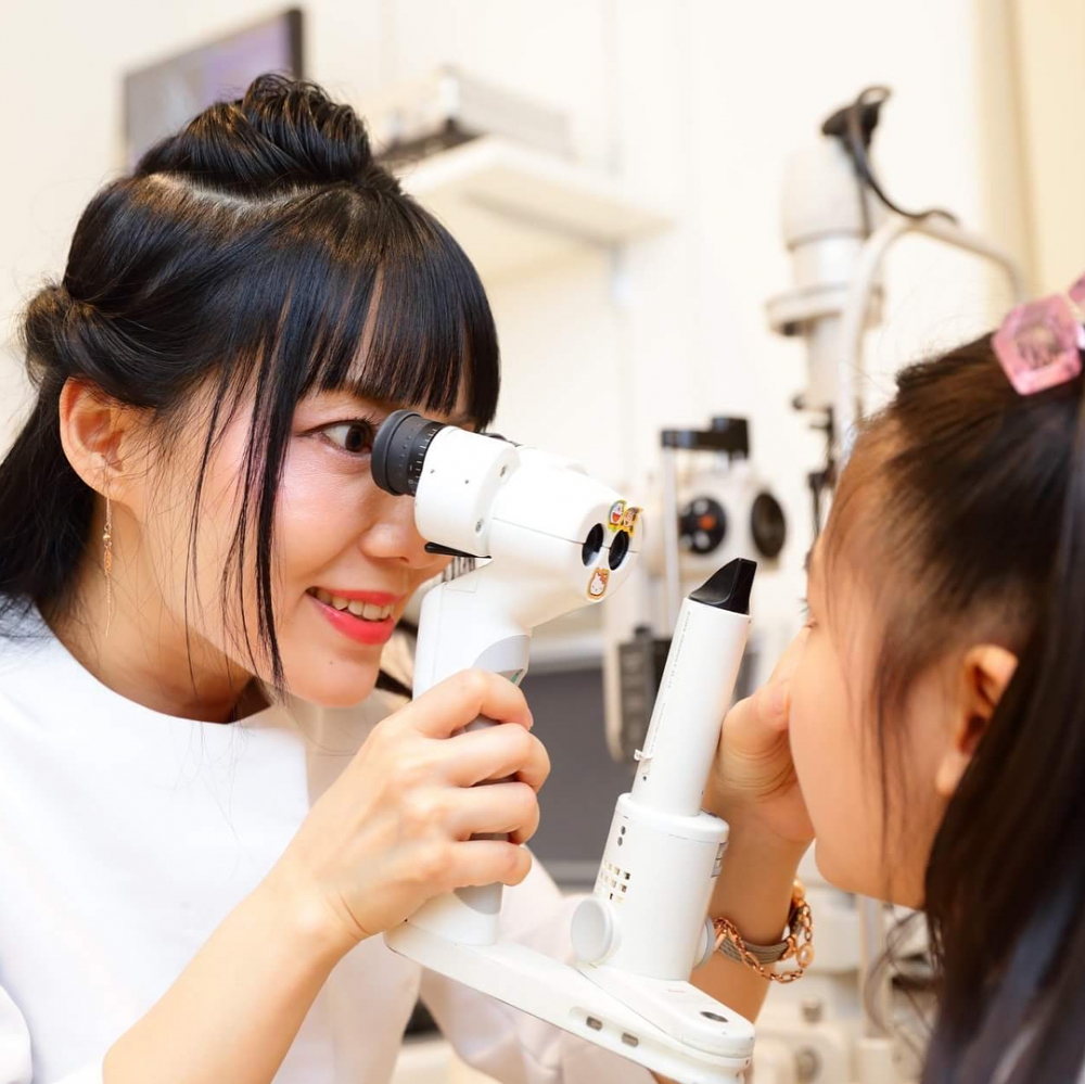 佢嘅語言能力能在診所中大派用場。