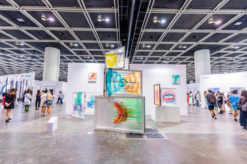 說到每年藝術界盛事一定少不了Art Central,今年Art Central策展主題是「魔法念動(Thinking magic)」,展覽將會於5月26至29日在灣仔會展舉行,今年展場面積比去年更寬敞,參展藝廊總數更超過50間,共展出數百件作品。