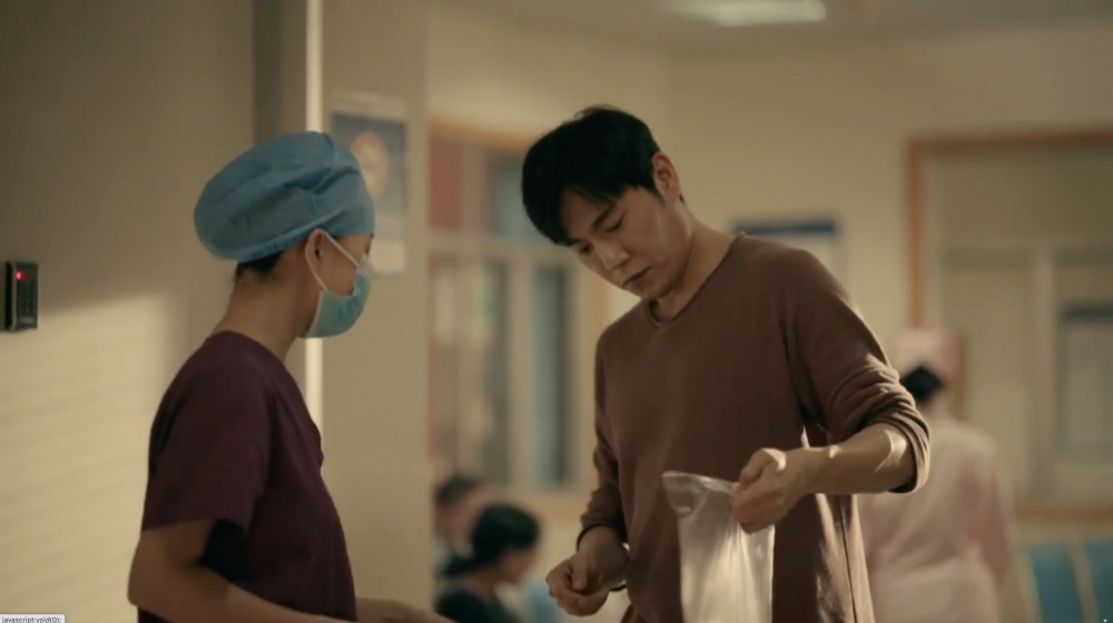 剛從護士手中拿了胎盤嘅肖路。