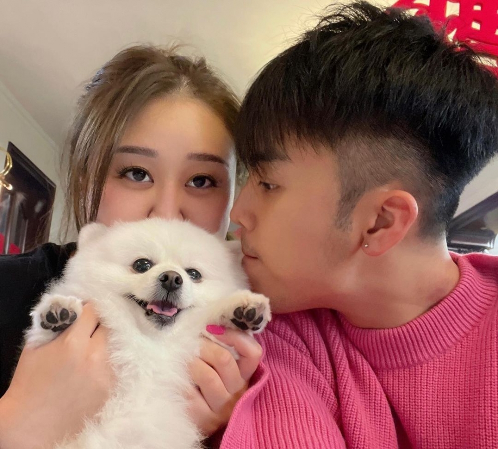 女友Shirley曾任幕後,兩人拍拖大半年,本身都係富二代嘅伍富橋稱自己認識女友前唔知道對方嘅家底背景,只係覺得佢好聰明、率直同開朗。