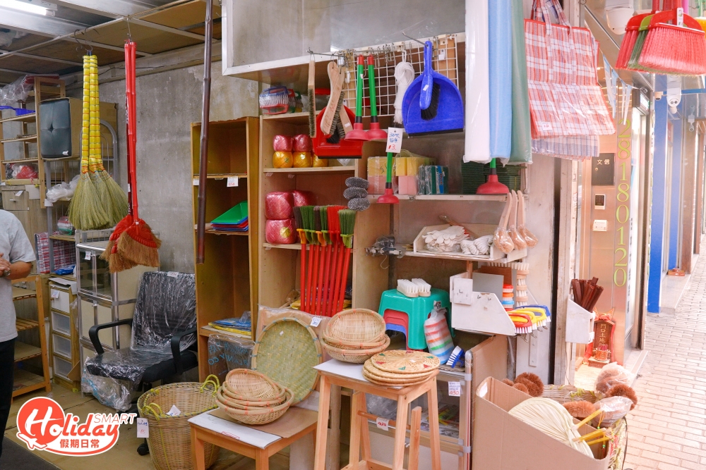 塑膠製品價錢平、又實用，可謂完全取代了竹籮功能，因此杜洪記只好逼著轉型。