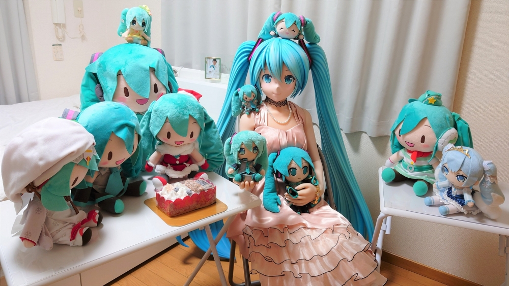 近藤顯彥屋企有各色各樣嘅初音公仔