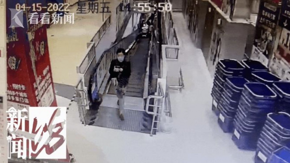 媒體仲搵返吳女士進入超市嘅閉路電視,證明佢同記者們進場嘅時間相差3分鐘!