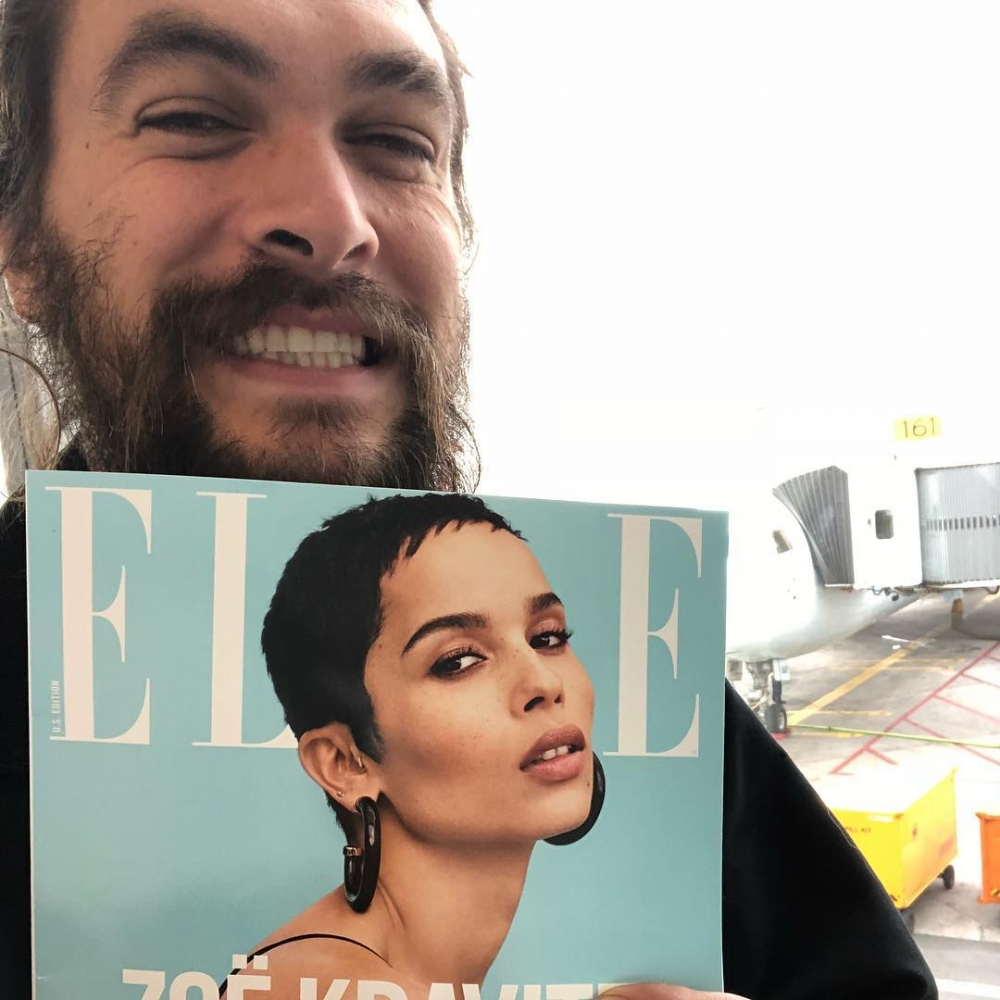 Zoë Kravitz登上《ELLE》雜誌封面時，Jason Momoa特別買了一本，並驕傲地分享在IG。