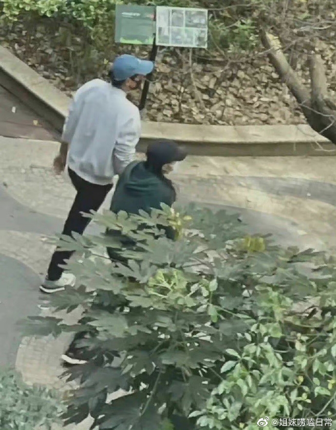 彭于晏落街做檢測被網民野生捕獲,據悉佢居住嘅地區有不少明星聚居。