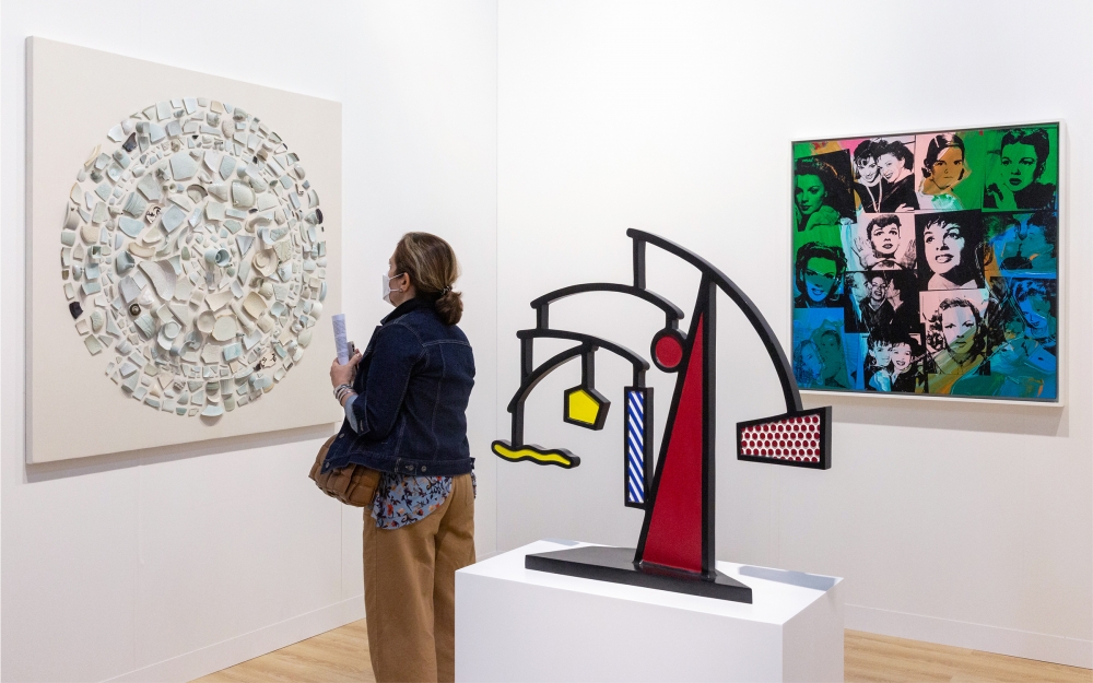 今年同場還有另一個藝壇矚目盛事Art Basel,今年展覽與上年一樣,由兩層改為一層,但就匯集來自28個國家及地區,合共132間頂尖藝廊的作品,當中包括15間首次參展的藝廊,包括來自馬德里的Galería Cayón 、來自香港的Lucie Chang Fine Arts及Mine Projects、於東京和福岡擁有展覽空間的Mizoe Art Gallery、來自巴黎的Gallery Vazieux、Galerie Mitterrand 等。