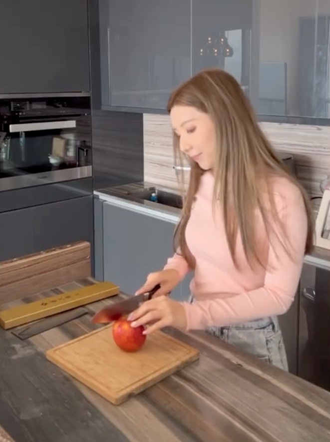 廚房雖然唔算大，但係裝修簡潔企理