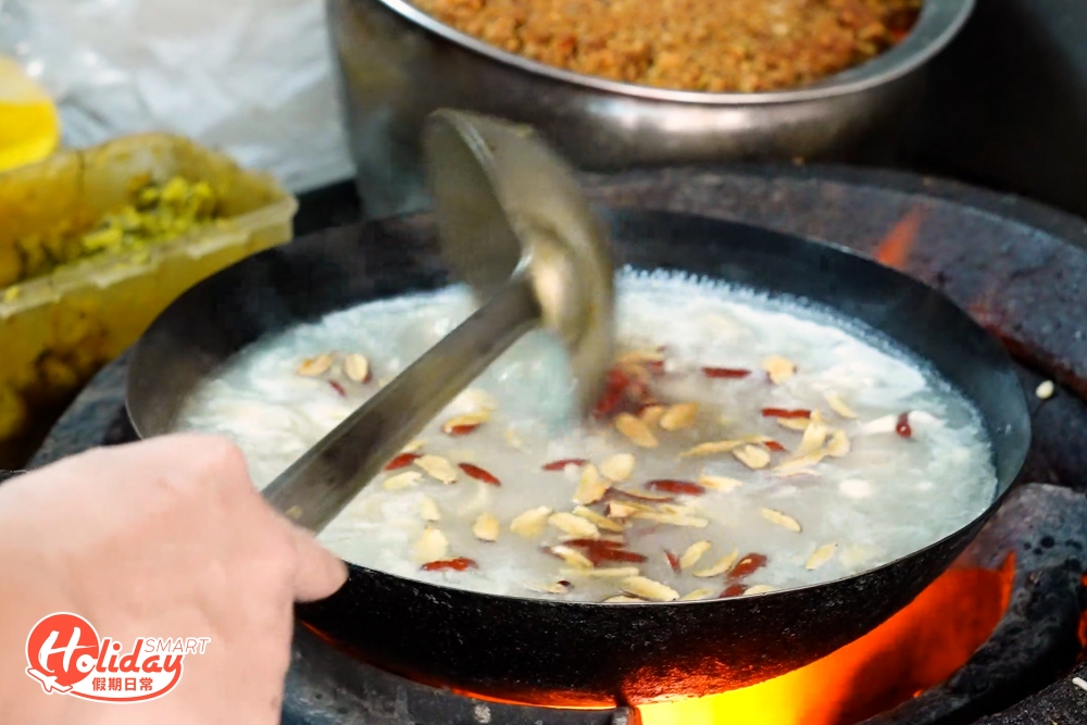 黃酒雞湯米線其雞湯以客家黃酒雞的做法熬煮而成，加入大量雞件、杞子、紅棗、薑片等配料，令湯頭清甜，不會有苦味，啖啖回甘。