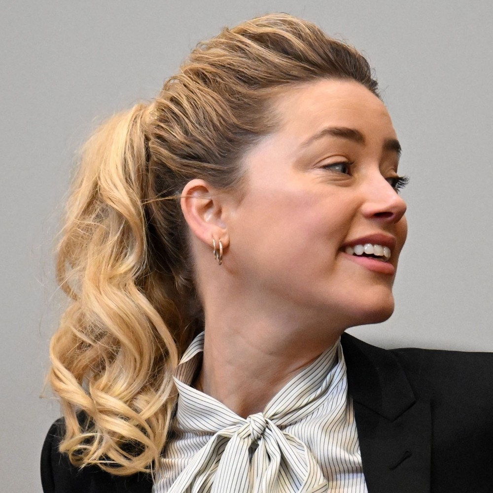 Amber Heard4月19日亦紮馬尾出庭。