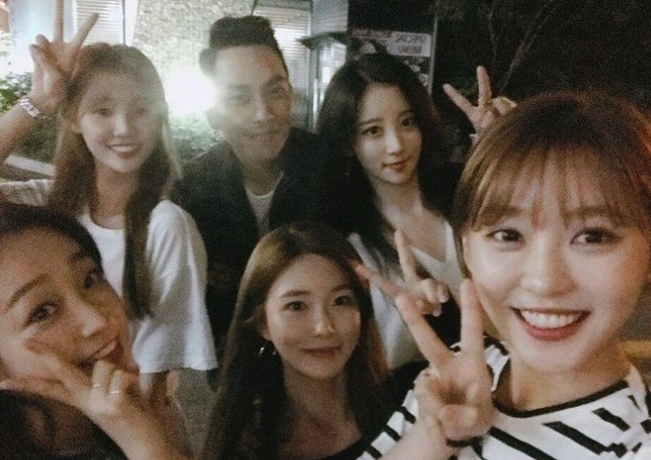 而佢亦因為工作經常與藝人有接觸！