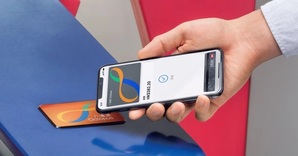 選擇以八達通領取消費券的市民，首輪$5,000消費券會分兩期發放，金額分別為首期$4,000和第二期$1,000。