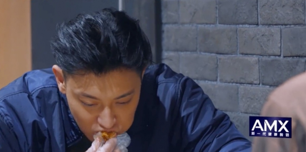 凌晨四點終於獲贈剩飯,黃子韜鯨吞食得好滋味