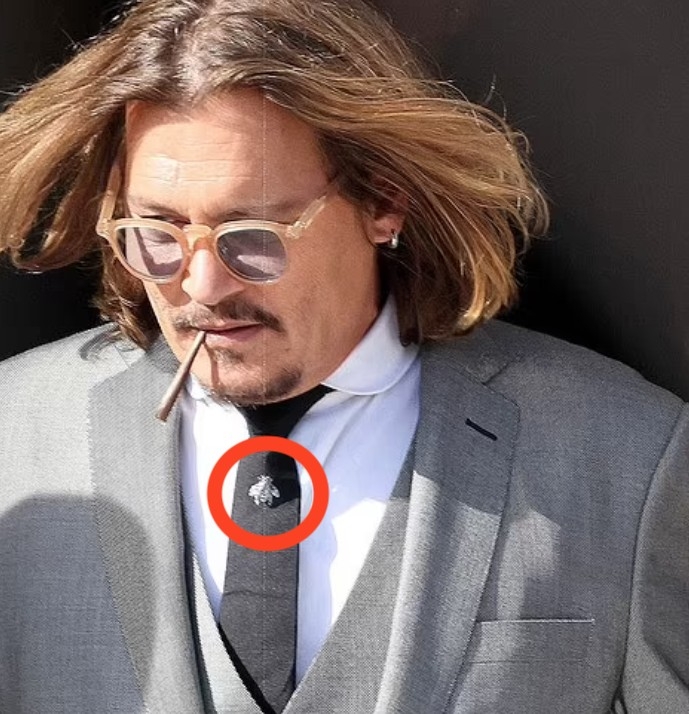 4月11日Johnny Depp配戴嘅領呔上有銀色昆蟲圖案