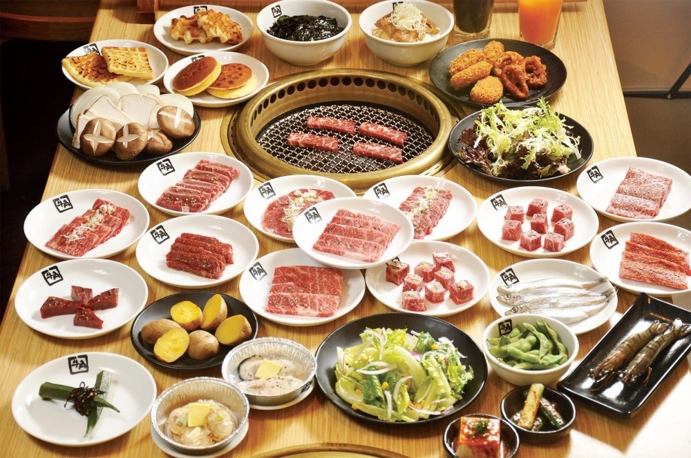 套餐可以任食多達147款美食，包括澳洲和牛、鹿兒島A5和牛、熊本豚肉、廣島蠔、鮑魚和甲羅燒等，也有多款熱食及小食選擇。自助區更無限量供應超過40款前菜、沙律、飲品和甜品等。