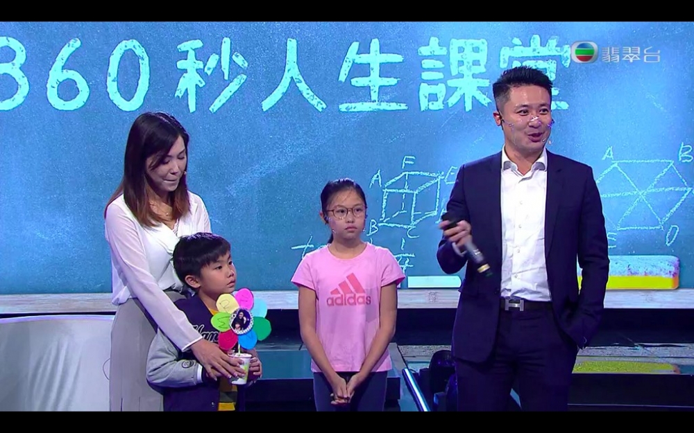 演說完畢,Stephenie老公和子女都上台送上小物,答謝媽媽嘅照顧。