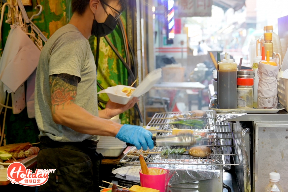 不過要知道放棄很容易，但堅持更加困難。叻姐要顧及到肩膊上的責任「想起背後拼搏的員工，每人也有家室要養妻活兒」她願意蝕租金但一定要出糧給同事。但當困境去不能出糧給同事，便決定調配人手到大埔的彩虹串燒專門，轉型做團購，希望維持大埔總店有限度營業。 