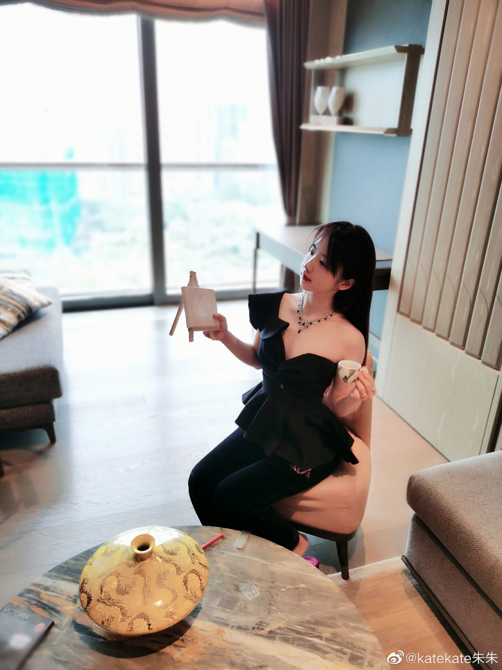 網友:「打扮是為了拍照吧!完全不像學術圈的優秀學生」,甚至有人以「學媛」稱呼佢。