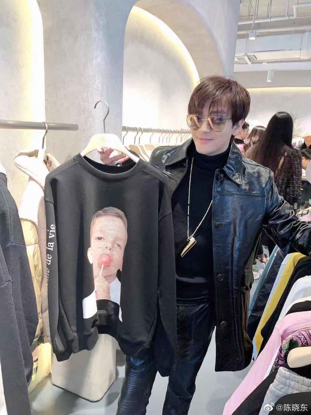 陳曉東同以往型格打扮截然不同。