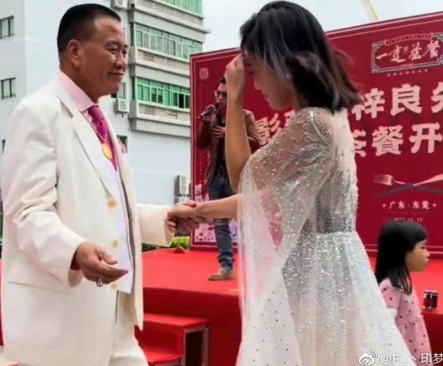 上年,萬梓良喺台下聽歌嘅時候,因為心情好high而拉住女主持人起舞!