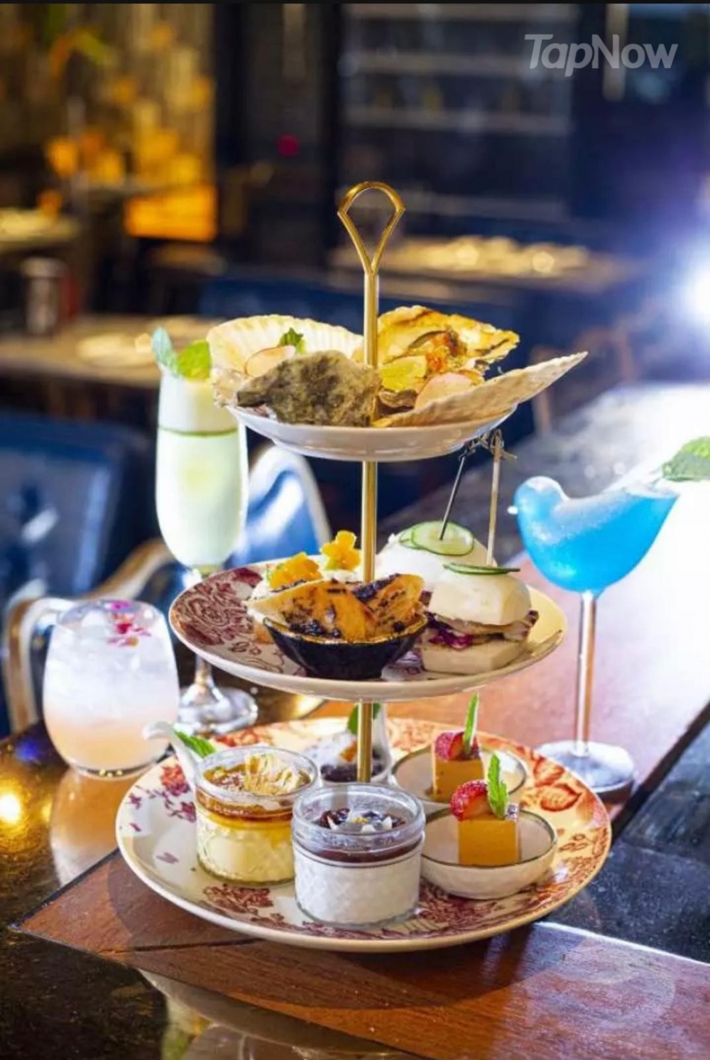 精緻三層架盛載多款特式鹹甜點