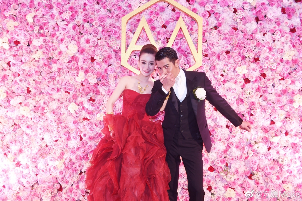 方媛婚宴當日仲換咗套紅色嘅禮服~