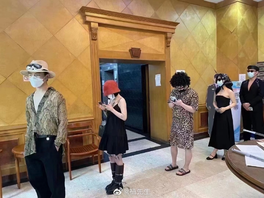 微博流傳多張排隊檢測嘅相片,市民精心打扮猶如要出席fashion show。