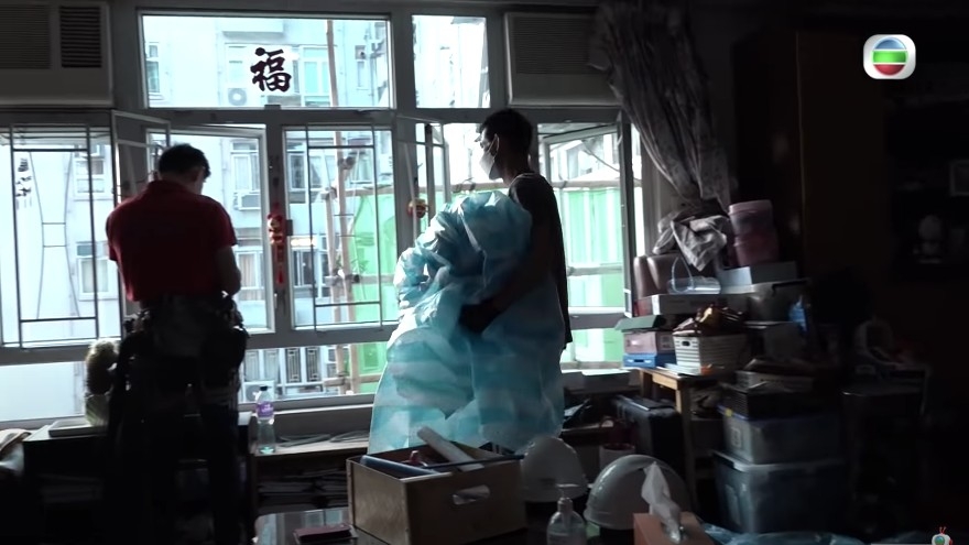 工人用帆布封窗嘅通風位