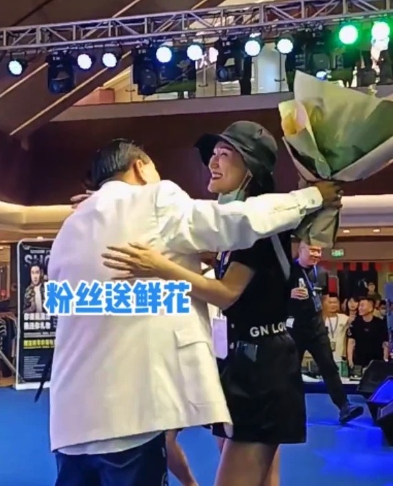 女粉絲送花比佢,佢就會送上擁抱作為回禮!