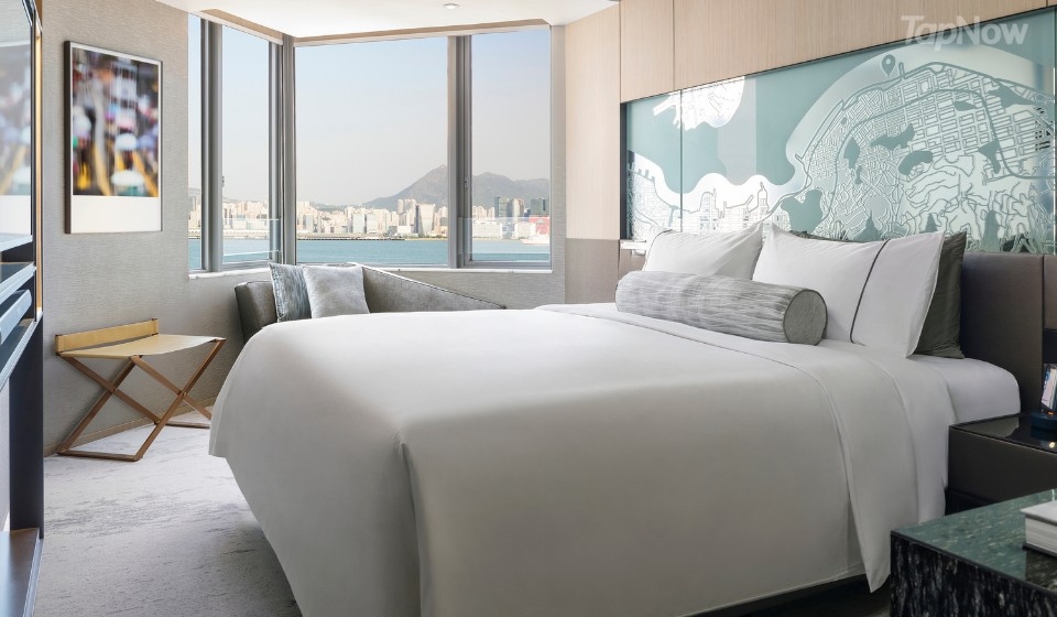 時尚客房可飽覽維港景致。