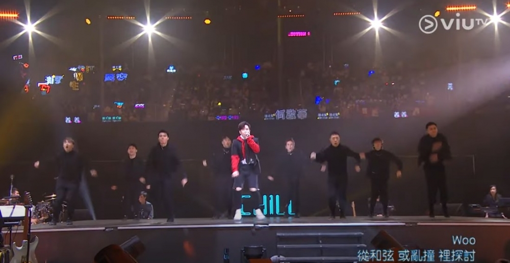 無論喺表演定頒獎都可以見到個燈牌~