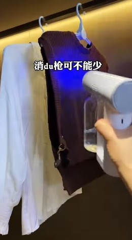 當中有唔少都係消毒用品,相信佢對房間衛生好有要求!