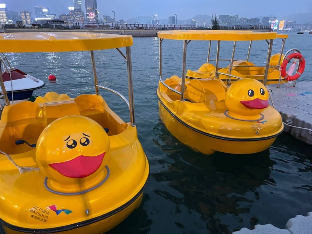 位於香港灣仔海濱公園的維港海上樂園,水上單車「鴨仔船」於4月21日重新開放!