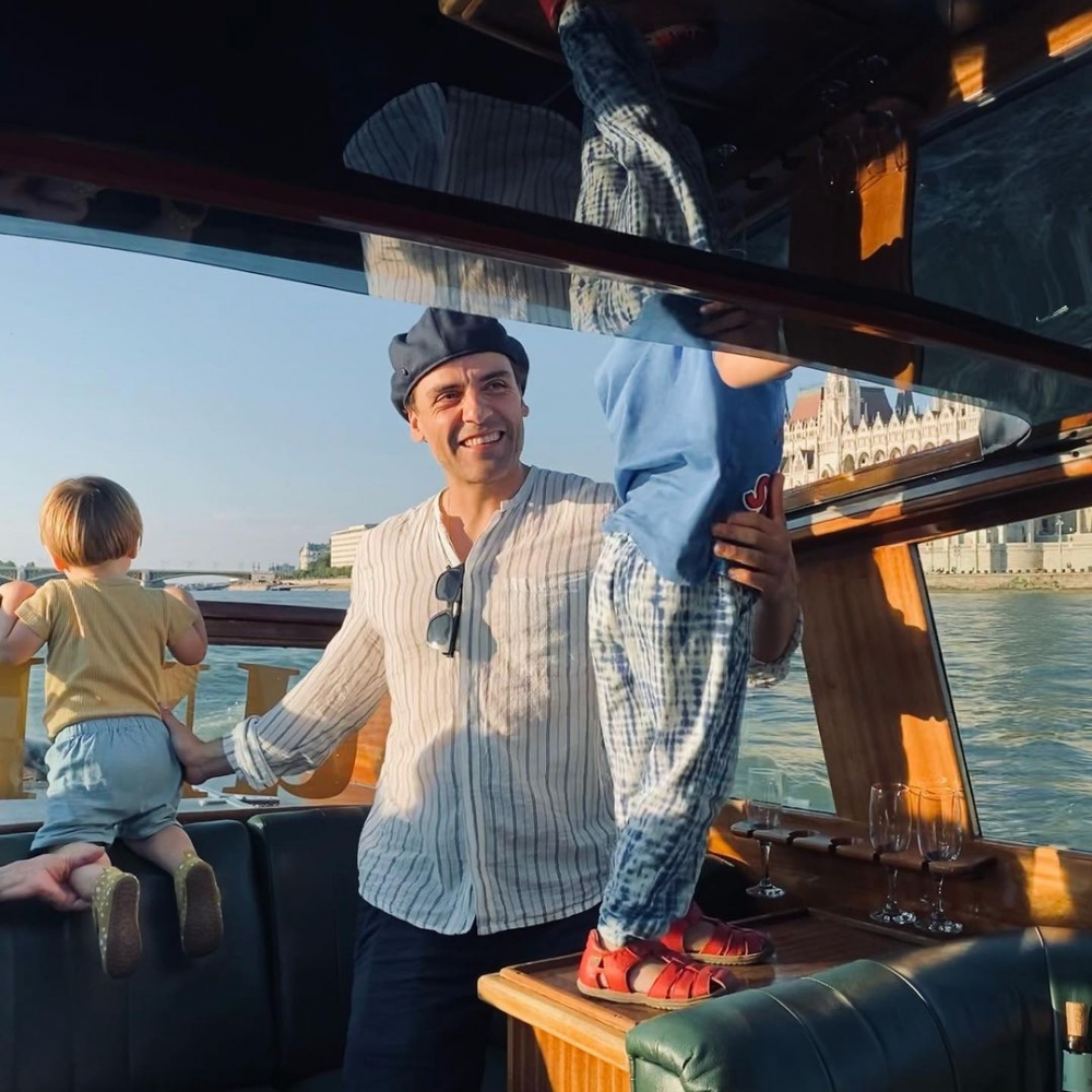 兩人育有兩個孩子，Oscar Isaac沒有拍戲時，經常與孩子們一起玩樂。