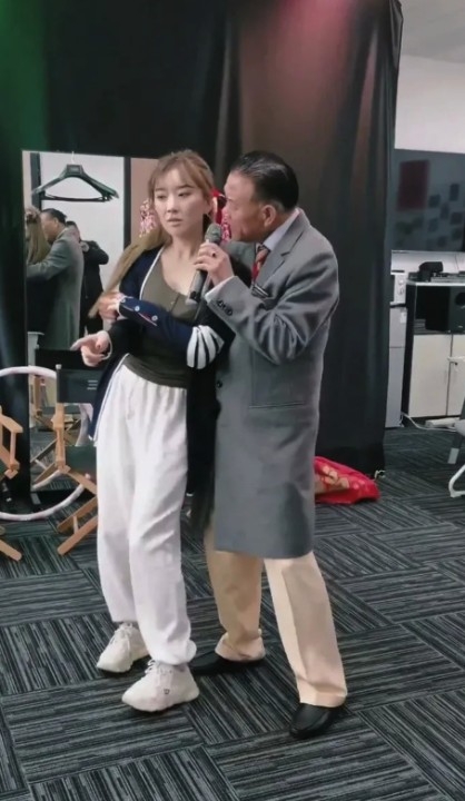 而女方嘅表情亦有啲唔好意思!