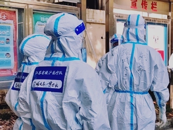 上海因疫情升溫宣佈封城,有內地居民要居家隔離近一個月