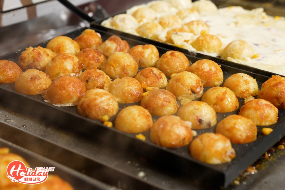 再在表面淋上燒汁、蛋黃醬、海苔粉和木魚碎，不論配料或醬料都毫不吝嗇，難怪日賣高達 500粒！