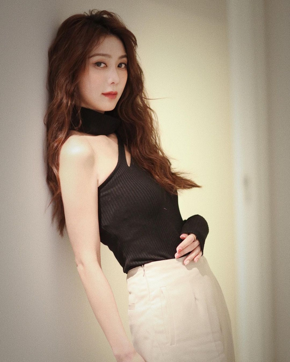 薛凱琪完全褪去少女嘅青澀,展現成熟女性嘅嫵媚。
