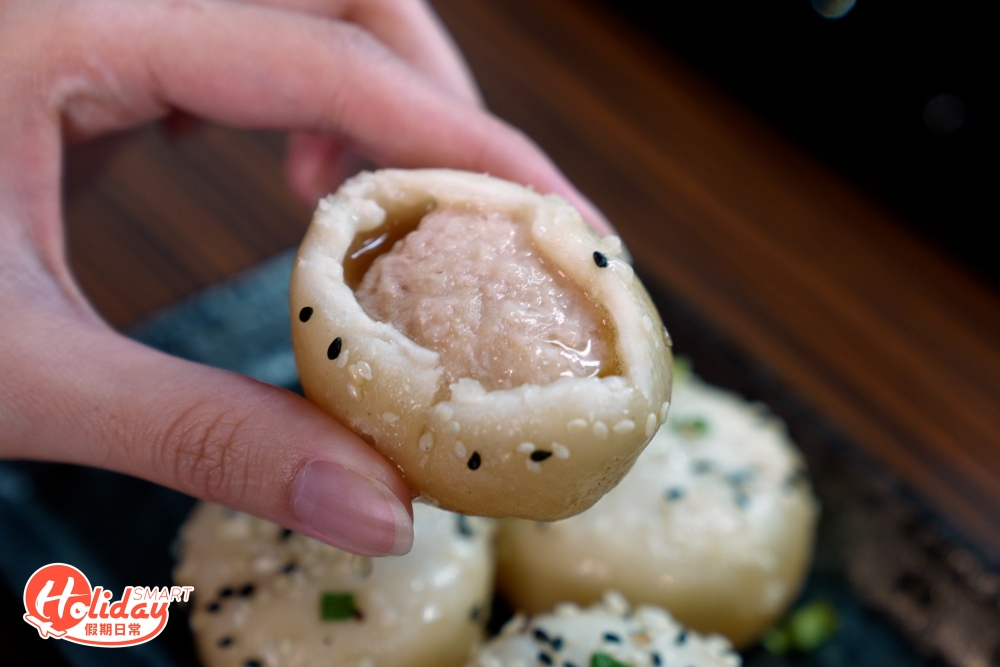 生煎包煎到金黃酥脆但不致焦燶,食落夠香口,一咬即溢出熱燙肉汁,所以進食時要特別小心,食到豬肉自然鮮味,全無膻味更略帶酒香,值得一讚的是即使湯汁滿瀉但外皮亦仍保持脆口。