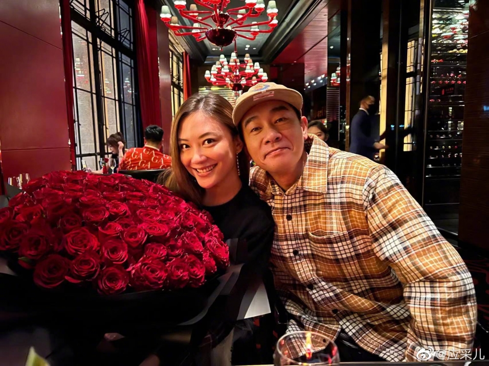 應采兒與陳小春於2010年結婚,並育有2名兒子!