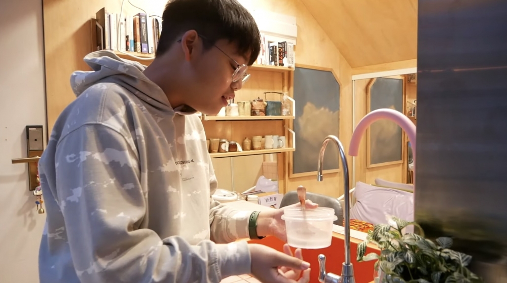 最近佢就上載一條自製搓手液嘅短片。