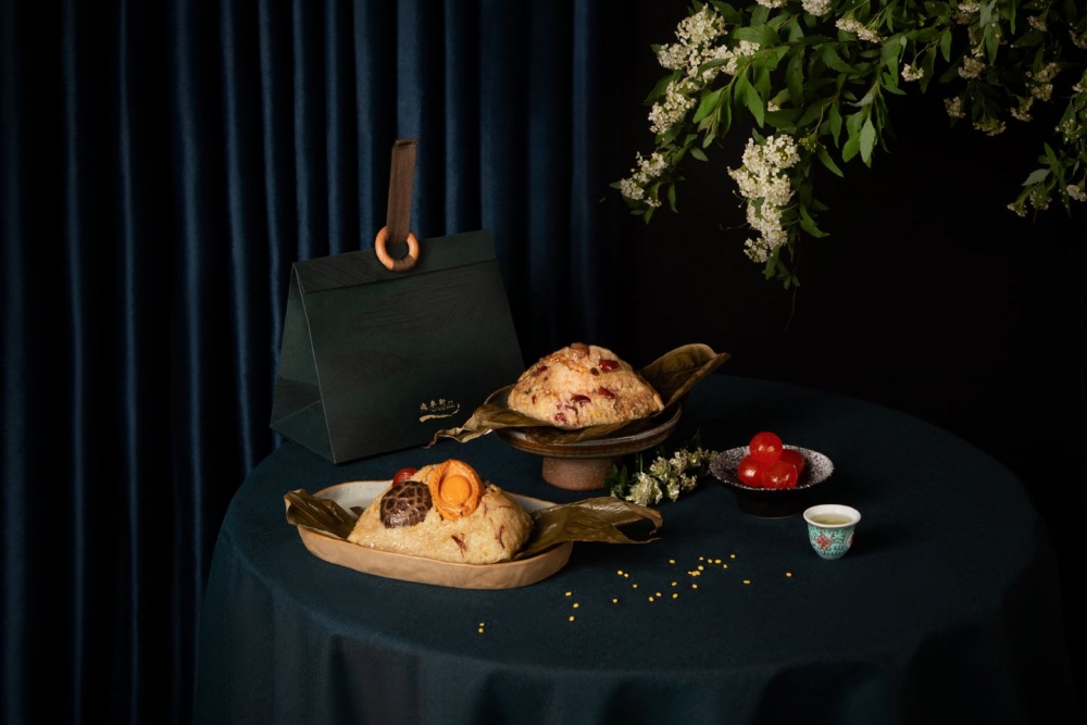 糭子以可分解環保紙仿製成的竹葉包裝，並用竹製圓扣打造成手挽袋盛載~