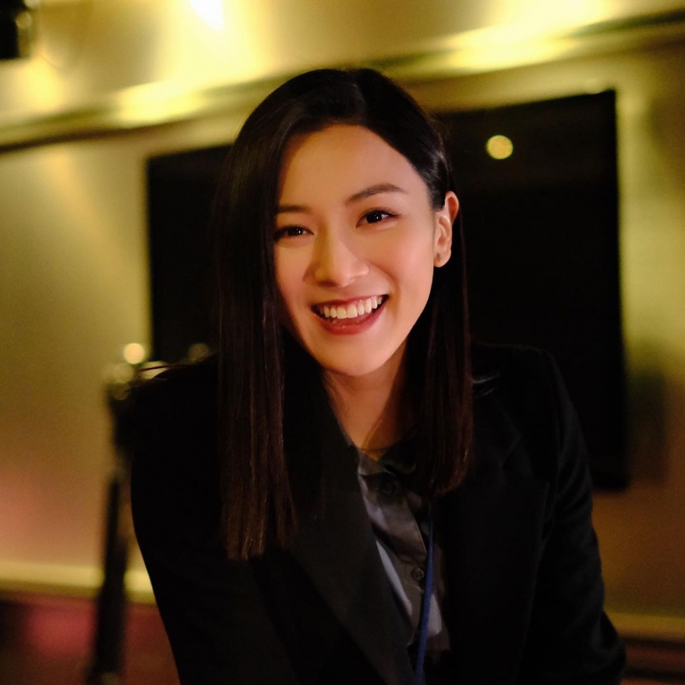 王敏奕之前現身曾志偉主辦嘅「四大唱片公司破冰記者會」,大合照更企正中間