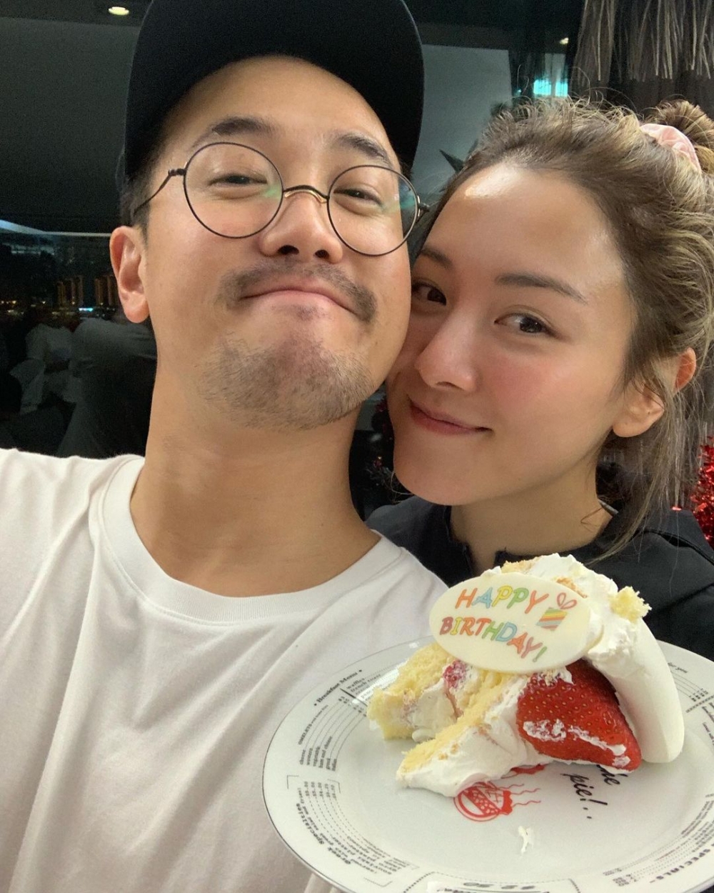曾國祥、王敏奕相愛9年,兩人嘅社交網站都有唔少合照,恩愛非常