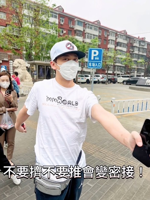 陳曉東打扮相當隨意，以一身「街坊look」現身，普通T裇、cap帽加運動褲，造型非常貼地！