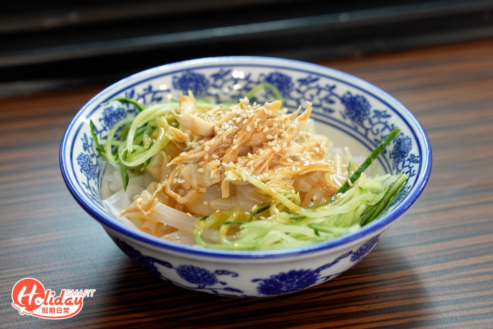 除主食之外,更供應多款小食和甜品,如酸辣湯、涼拌雞絲粉皮、桂花蜜糖雞翼和豆沙窩餅等,全部即叫即製,價錢方面算抵食,而且份量不少。