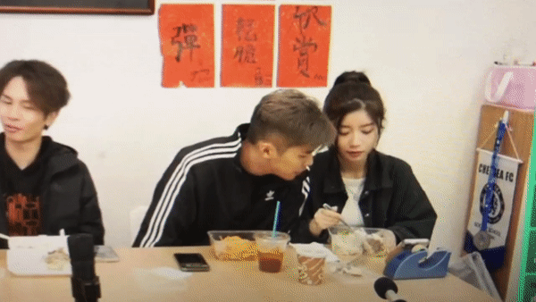 其中一條影片游學修又湊近Jessica耳邊「傾密偈」，之後Jessica更主動將自己嘅飯盒同游學修交換