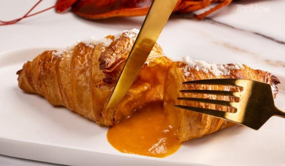 濃厚湯汁從牛角包湧出！