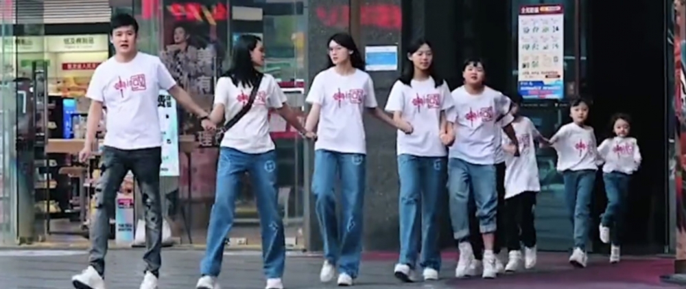 全家人出動行街一字排開嘅時候,可以擋住成條街!
