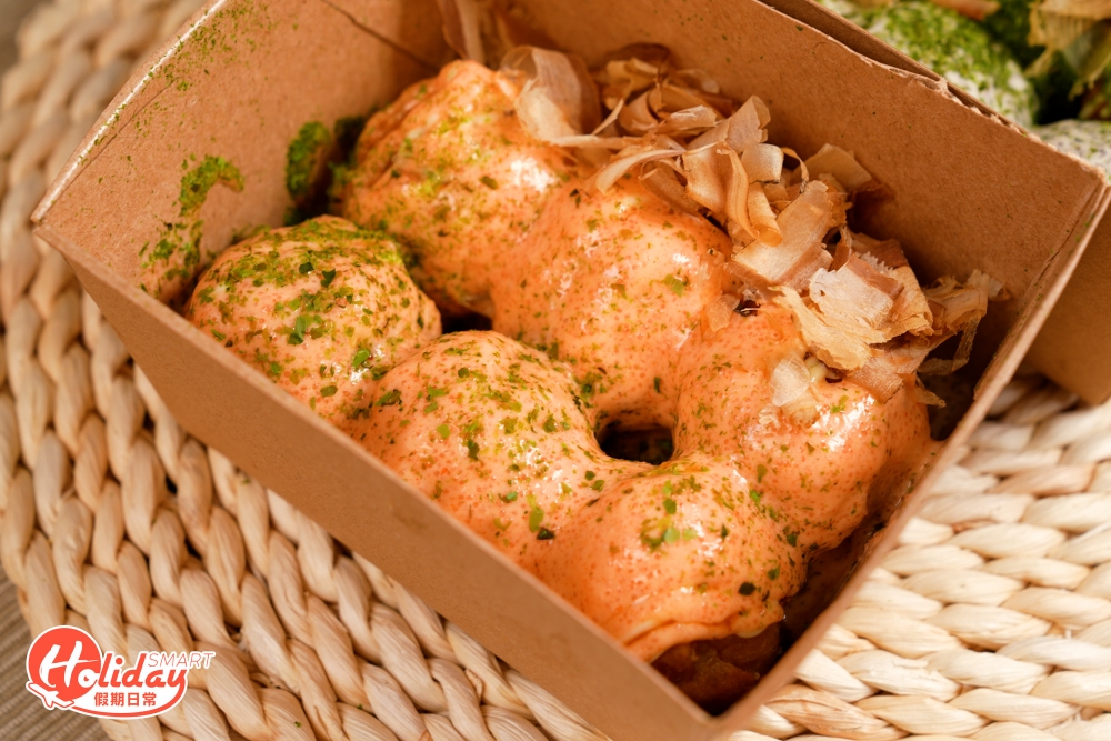 章魚燒餡料有別於其他章魚燒店加入椰菜絲，反而是加入粟米感增加口感，用上粒粒章魚碎相當足料，份量方面有6粒和8粒可選擇，想一次過食勻多款口味，可選擇雙拼自選兩款味道，最平$29起。